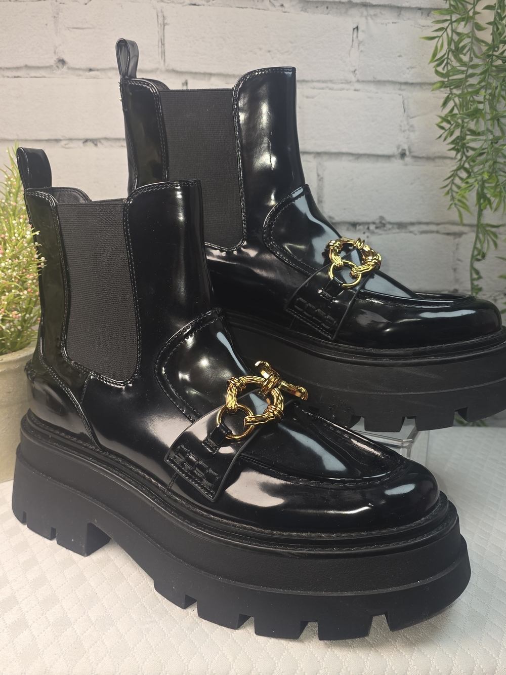 CIRCUS NY BROOKS CHELSEA BOOTS BLACK CHUNKY LUG SOLE GOLD CHAIN WOMENS 12M